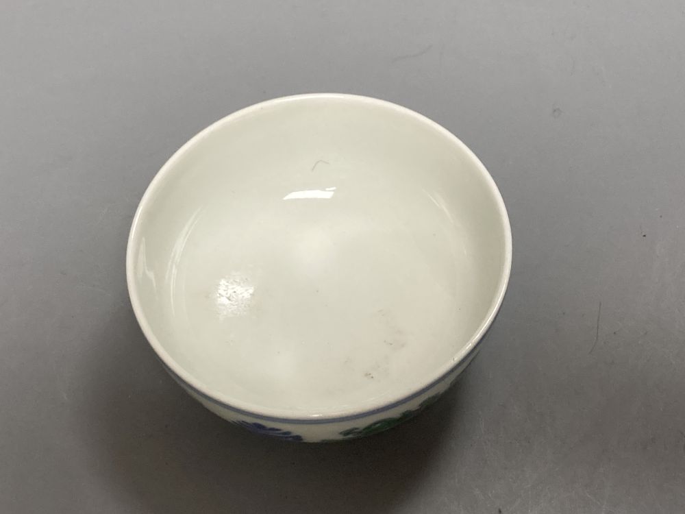 An 18th century English blue and white tea bowl and three smaller Chinese ceramic cups, two marks
